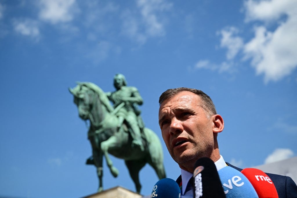 El presidente de la Asociación Ucraniana de Fútbol, ​​Andriy Shevchenko, posa frente a una instalación de asientos dañados con los colores de Ucrania tomada del estadio de fútbol Sonyachny en Kharkiv, Ucrania, el 17 de junio de 2024 en Munich, sur de Alemania. La instalación está dedicada a las instalaciones deportivas que fueron bombardeadas durante la guerra ruso-ucraniana. Járkov fue una de las ciudades que acogió el Campeonato Europeo de Fútbol UEFA Euro 2012. El estadio Sonyachny se construyó para esta competición y posteriormente se utilizó como campo de entrenamiento de la selección nacional de fútbol de Ucrania. Fue destruido por los bombardeos rusos en mayo de 2022. (Foto de Tobias SCHWARZ / AFP)