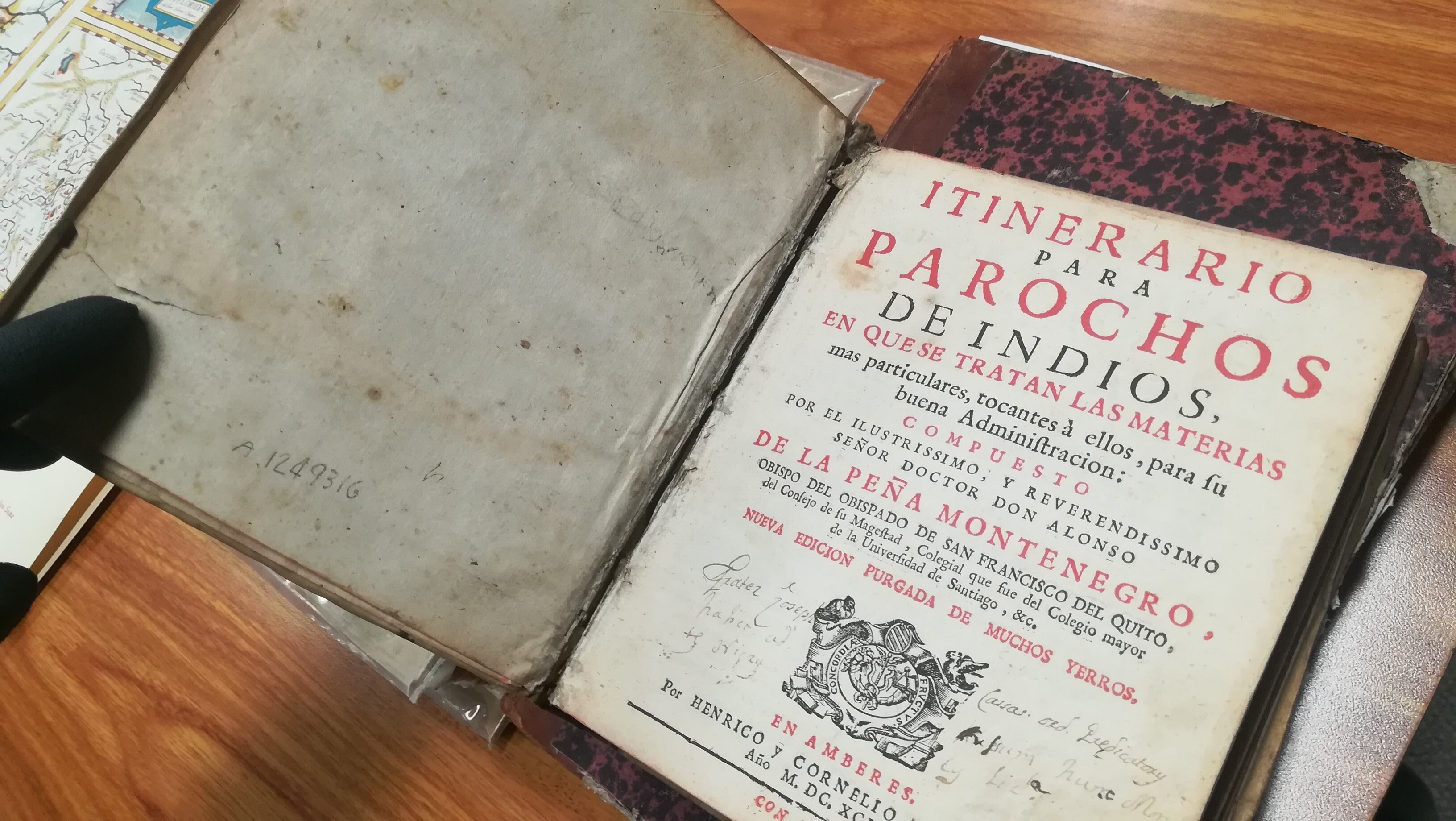 Libros de la exposición "El sello de Amberes" en la Biblioteca Nacional y la Luis Ángel Arango. Cortesía del Banco de la República