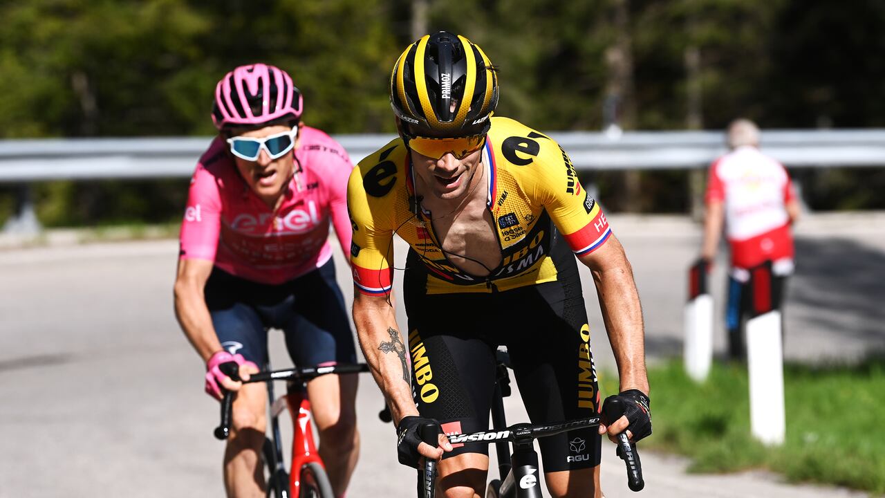 Geraint Thomas y Primoz Roglic en la batalla por la etapa 18.