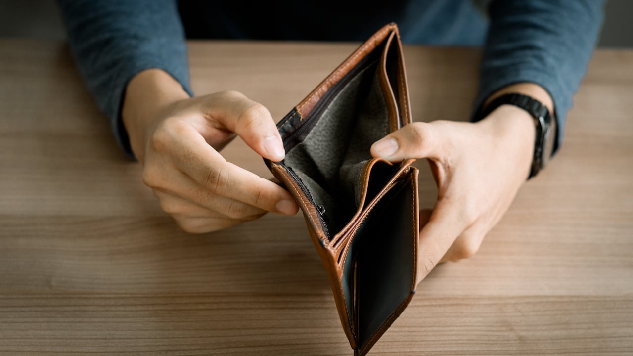 Para millones de jóvenes colombianos, el dinero ya no es un billete en el bolsillo, sino un número que aparece en la pantalla del celular.