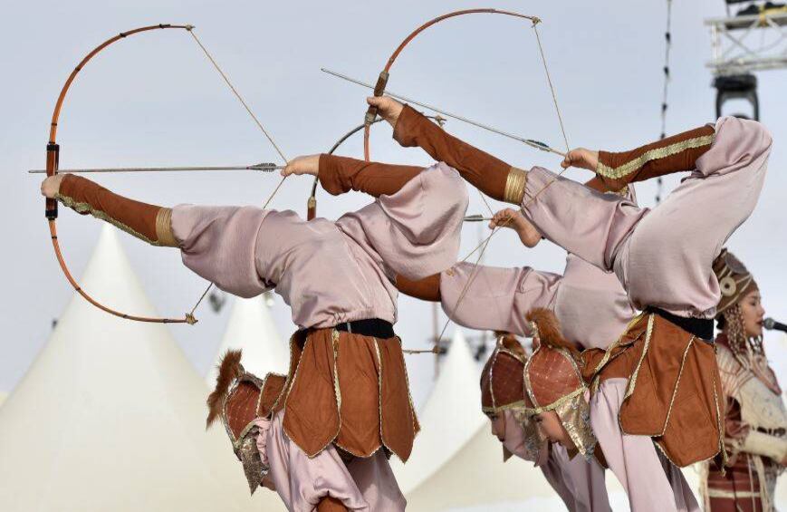 19 de marzo - Bailarines kirguises actúan en un evento que reúne a beduinos y nómadas de todo el mundo como parte del Festival anual del Camello del Rey Abdulaziz en el desierto de Rumah, en Arabia Saudita.  FOTO: FAYEZ NURELDINE / AFP