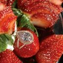 Las fresas Arnaud, un postre que se sirve en un restaurante de lujo de Nueva Orleans, están decoradas con un anillo de diamantes de 4,7 quilates. El precio del postre es de US$1,4 millones.