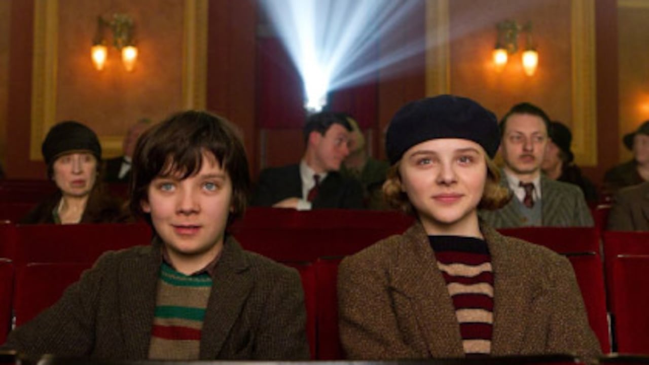 Un niño huérfano llamado Hugo (Asa Butterfield) trata de sobrevivir al día a día de una estación de tren del París de los años treinta.