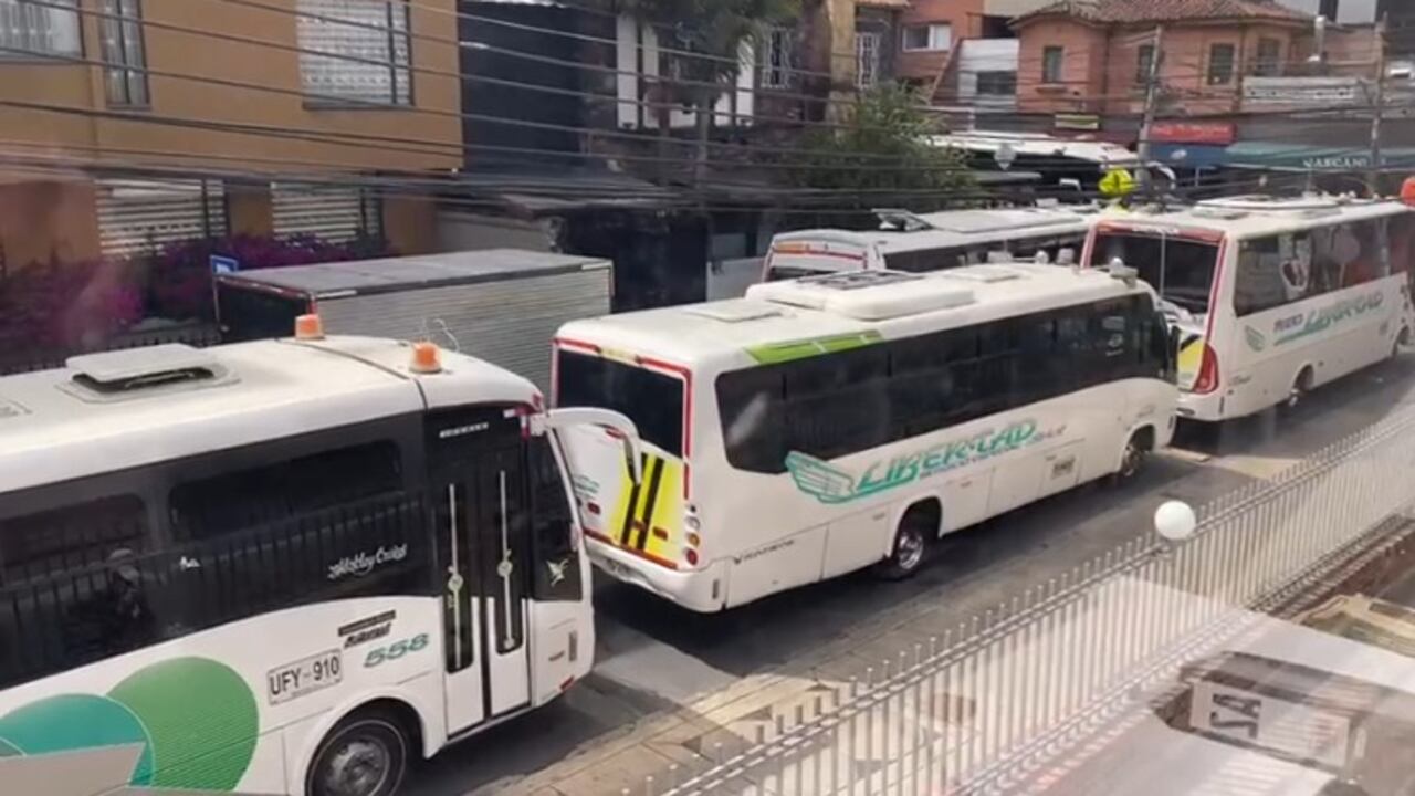 Buses de Colpensiones para la marcha de Petro.