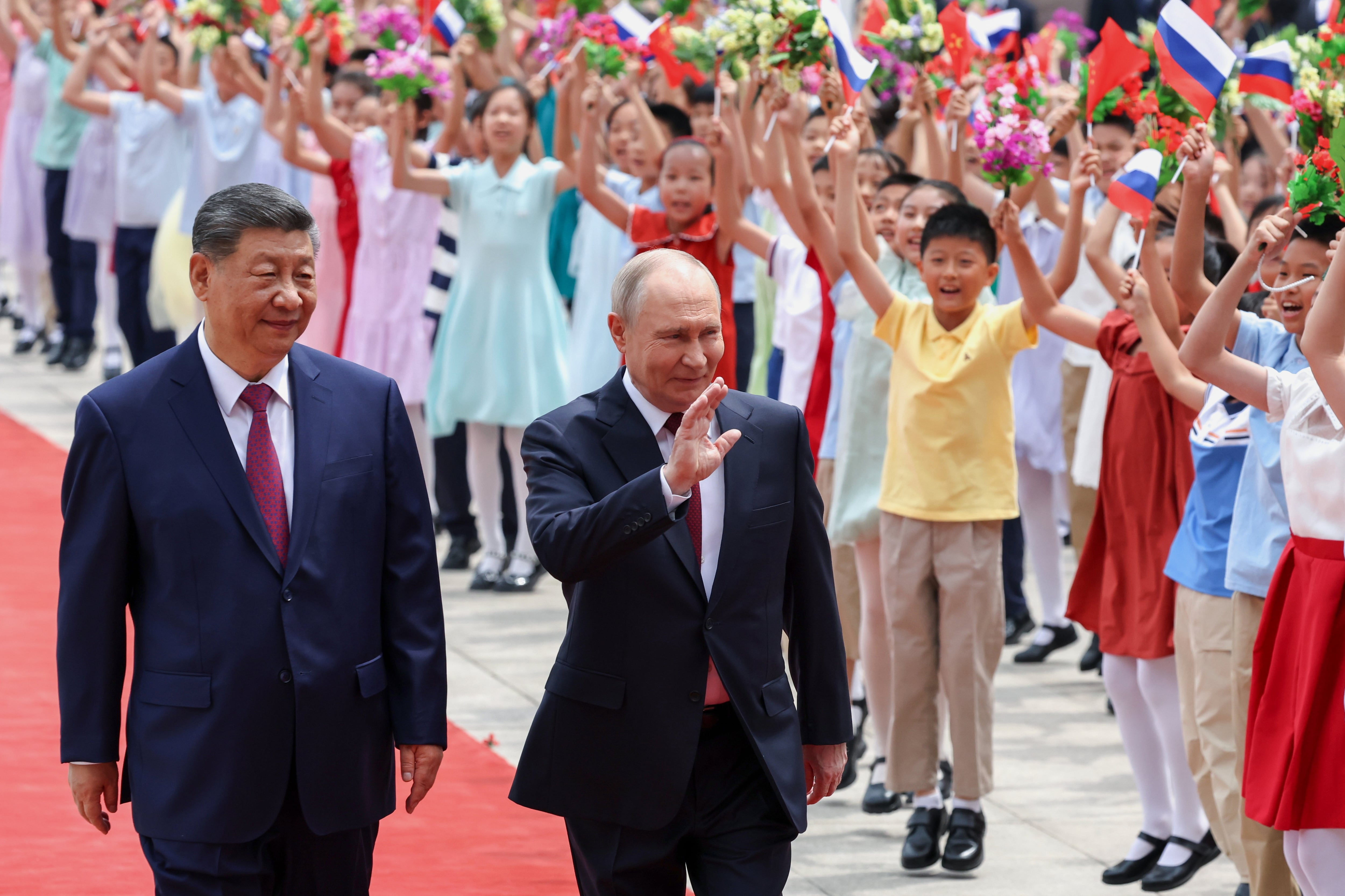 Xi Jinping dando la bienvenida a Vladimir Putin en Pekín.
