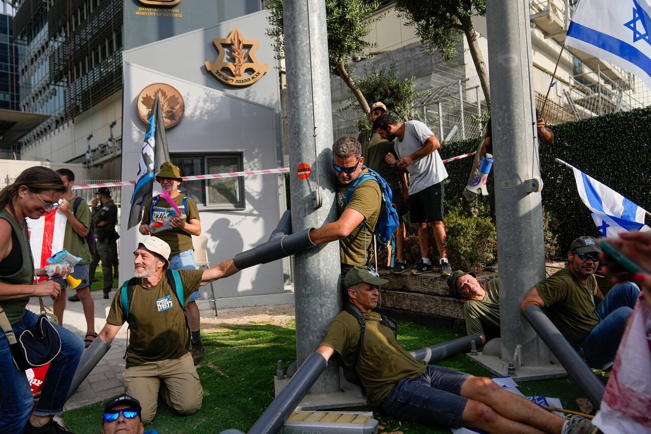 Los manifestantes protestan contra Netanyahu y su reforma a la Justicia.