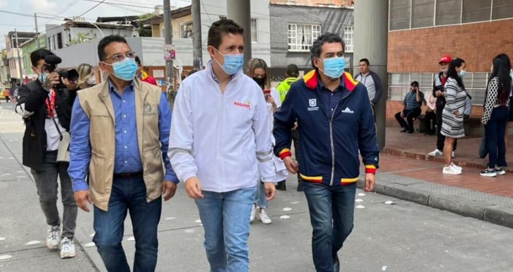 El alcalde de Ciudad Bolívar, Horacio Guerrero, en compañía del secretario de Gobierno, Felipe Jiménez, en la inspección a las elecciones legislativas del 13 de marzo.