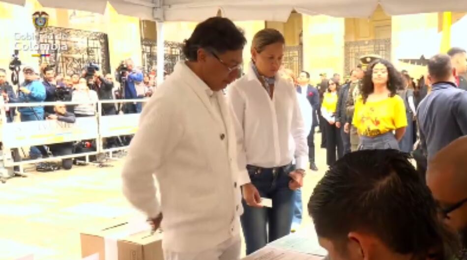 Gustavo Petro junto a Verónica Alcocer.