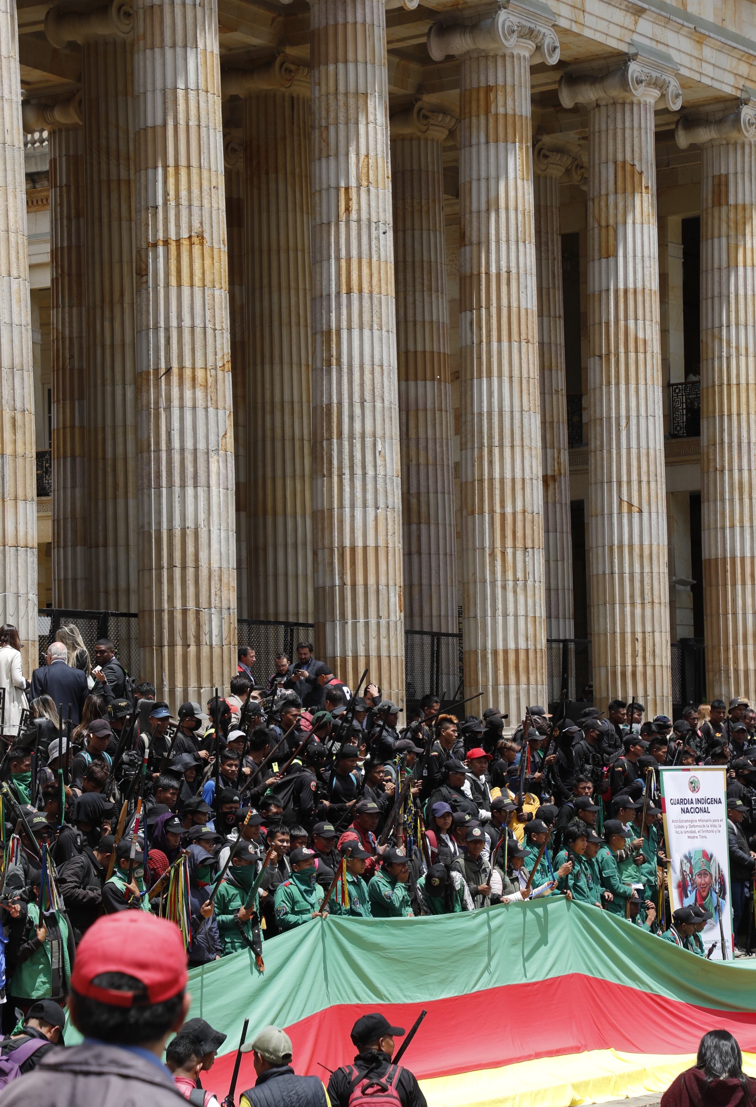 Indigenas en las afueras del Congreso