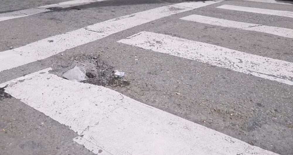 Hueco en una calle de Medellín.