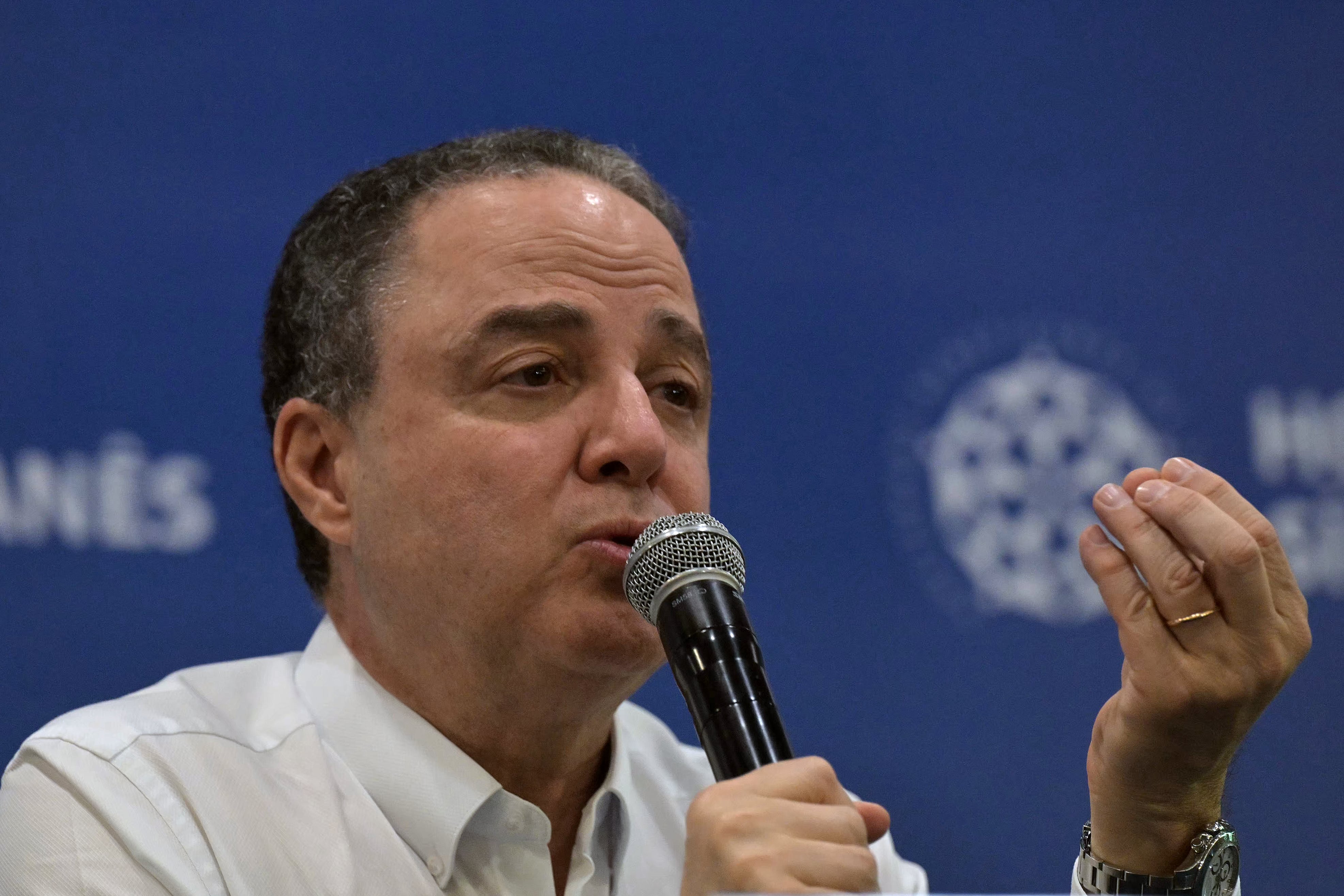 El Dr. Roberto Kalil habla durante una conferencia de prensa en el Hospital Sirio-Libanés donde el presidente de Brasil, Luiz Inácio Lula da Silva, está hospitalizado en Sao Paulo, Brasil, el 10 de diciembre de 2024. El presidente de Brasil, Luiz Inácio Lula da Silva, de 79 años, fue sometido a una cirugía por una hemorragia cerebral relacionada con una caída reciente, dijeron el martes funcionarios del hospital. (Foto de NELSON ALMEIDA / AFP)