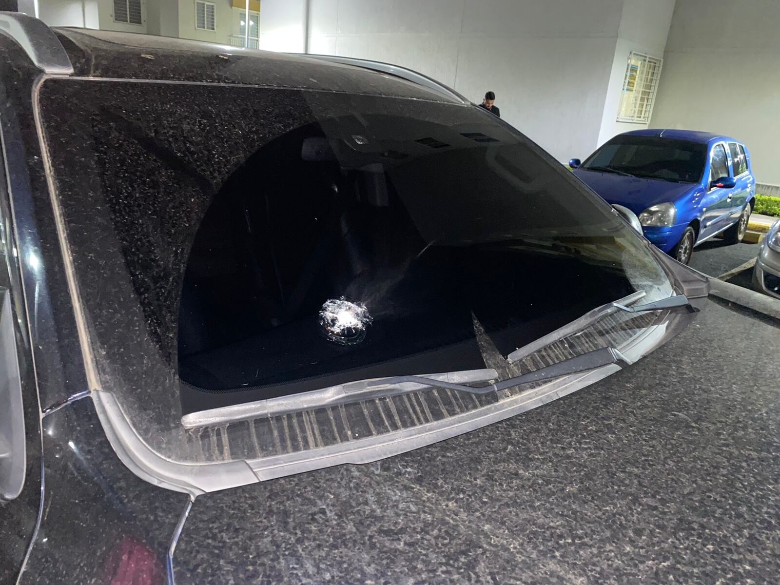 La camioneta recibió al menos seis impactos de bala.