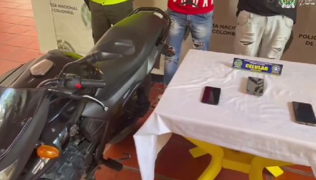 Motocicleta y celulares incautados