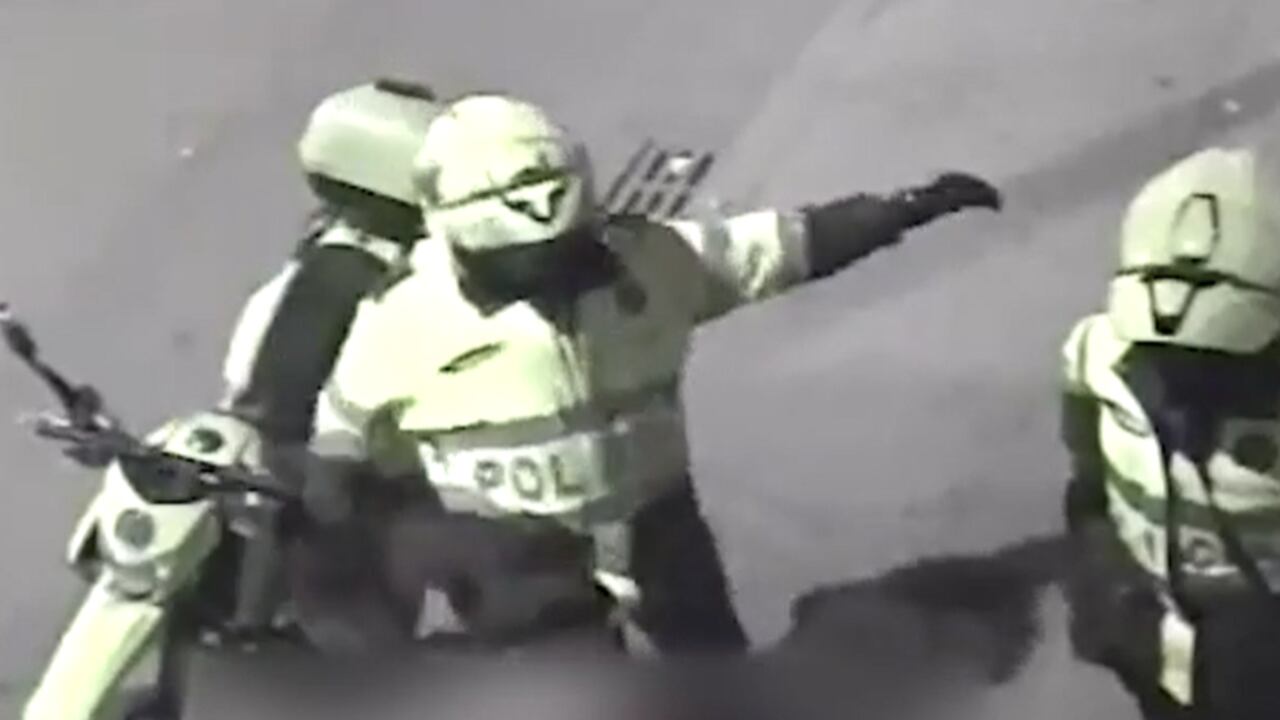 La dura sanción a policía que tumbó de puesto de tintos ambulante. El abuso de autoridad ocurrió en Bogotá y cuando un patrullero le pegó una patada al puesto ambulante de una mujer.