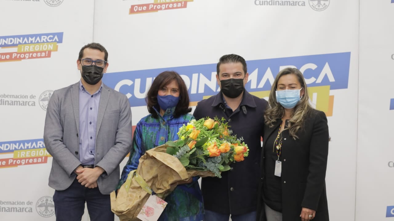 La exsecretaria de Educación de Cundinamarca, Piedad Caballero, junto al gobernador Nicolás García (derecha) y el secretario de Educación actual del departamento, Cesar Mauricio López.
