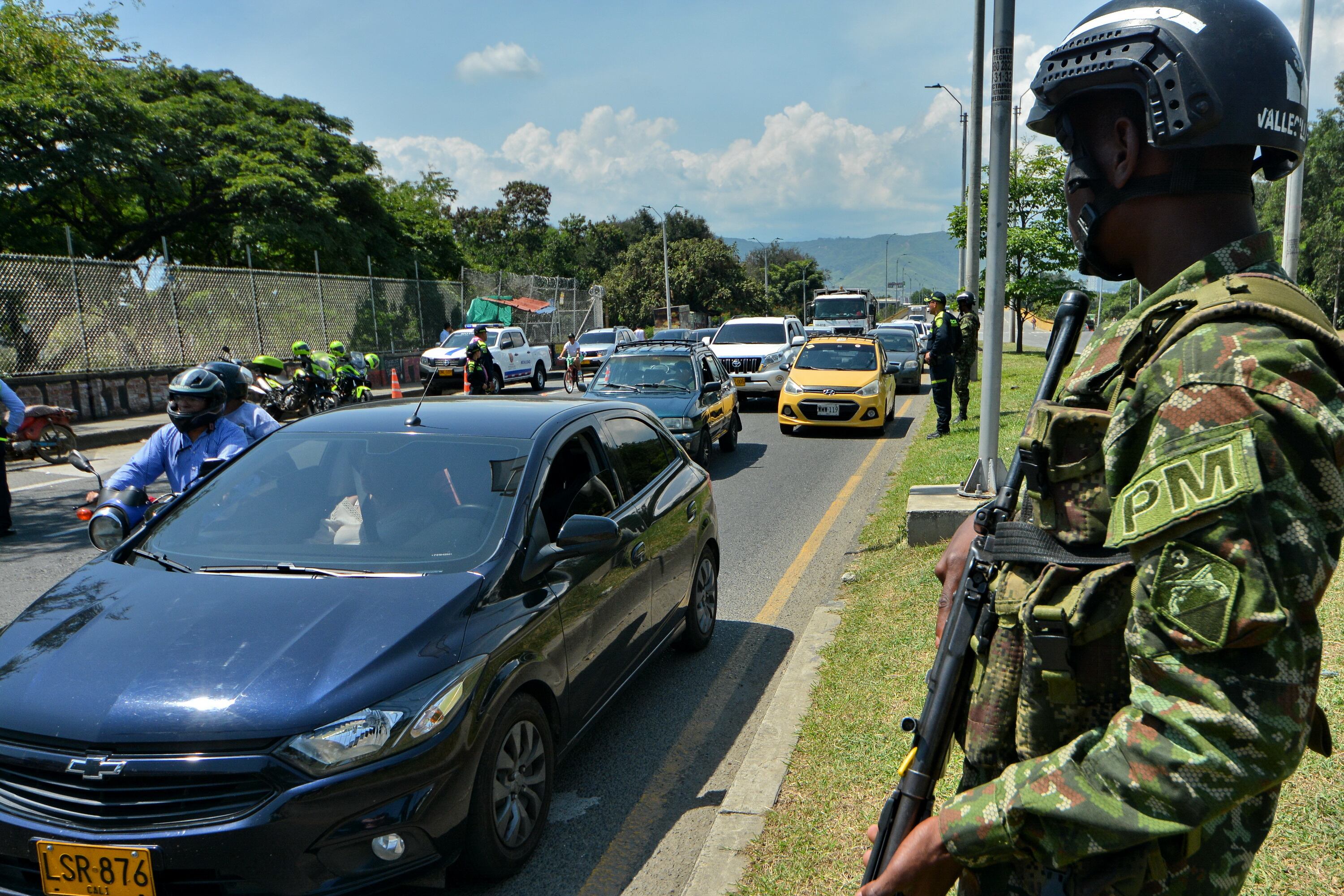 Operativo Plan Retorno en diferentes entradas a Cali, entre Secretaría de Tránsito, Policía Nacional y Ejército Nacional, en el primer puente festivo del año