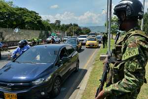 Operativo Plan Retorno en diferentes entradas a Cali, entre Secretaría de Tránsito, Policía Nacional y Ejército Nacional, en el primer puente festivo del año