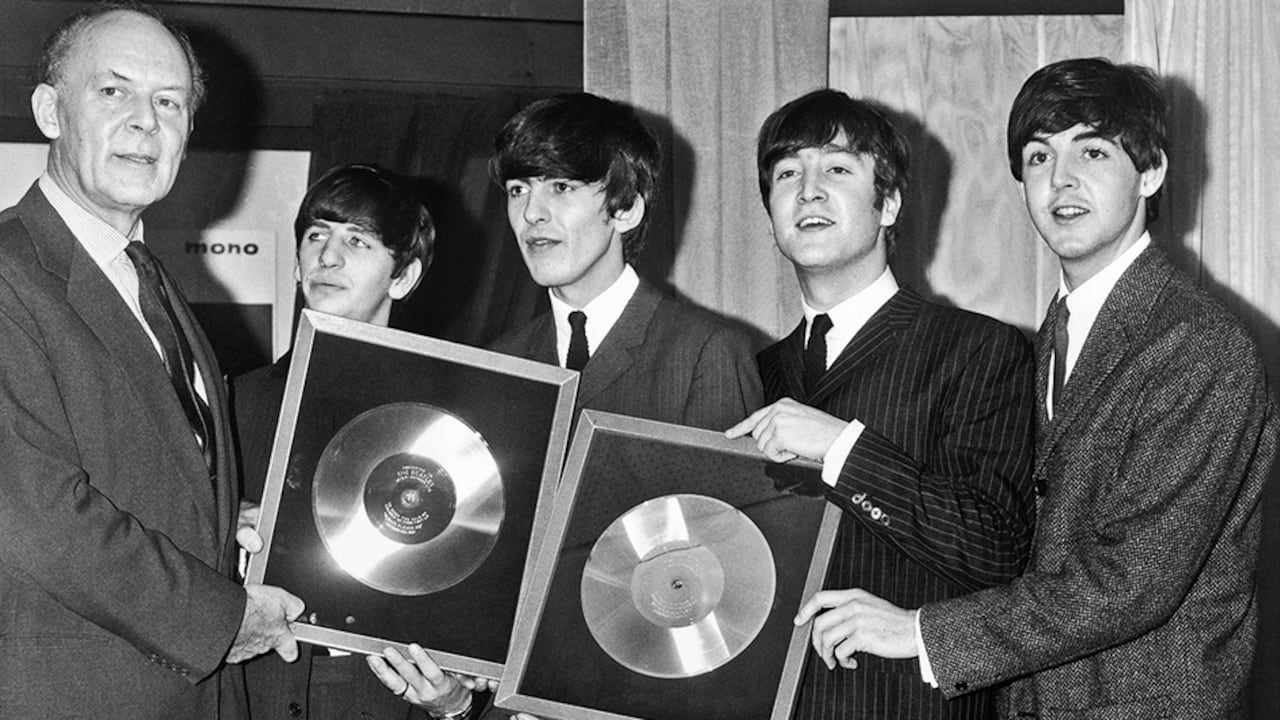 • 1963 The Beatles lanzan su primer álbum.