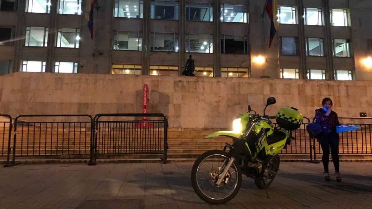 Agentes del Cuerpo Técnico de Investigaciones de la Fiscalía llegaron hasta la sede del MinTIC, en el centro de Bogotá, con la intención de hacer copias espejo de los computadores