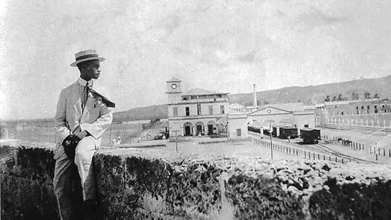 Un muchacho sentado sobre la muralla de la Torre del Reloj. Circa 1925. Autor anónimo.
