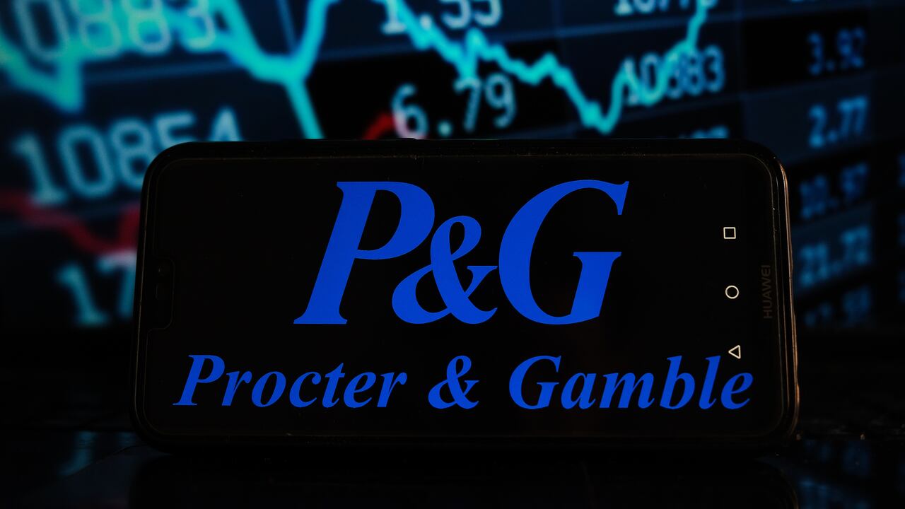 POLONIA - 2021/04/08: En esta ilustración de foto, se muestra un logotipo de Procter and Gamble en un teléfono inteligente con porcentajes del mercado de valores en el fondo. (Ilustración fotográfica de Omar Marques/SOPA Images/LightRocket vía Getty Images)