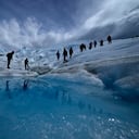 Turistas caminan sobre el glaciar Perito Moreno en el Parque Nacional Los Glaciares, cerca de El Calafate, Argentina, el martes 2 de noviembre de 2021. Los líderes mundiales se reúnen en Escocia en una cumbre climática de las Naciones Unidas, conocida como COP26, para impulsar a las naciones a aumentar sus esfuerzos para frenar el cambio climático. Los expertos dicen que la cantidad de energía desatada por el calentamiento planetario podría derretir gran parte del hielo del planeta, elevar el nivel global del mar y aumentar los eventos climáticos extremos. (Foto AP / Natacha Pisarenko)