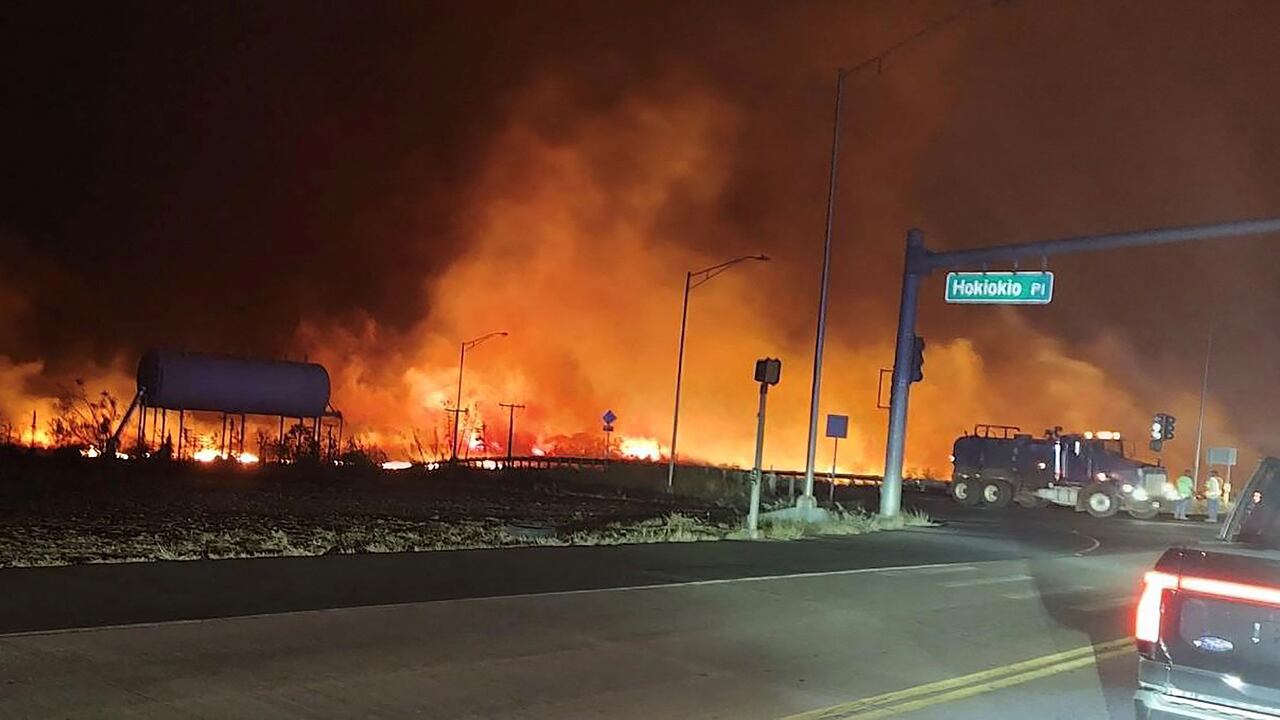 Las llamas destruyeron parcialmente a Lahaina (en la gráfica), uno de los destinos turísticos más concurridos de las islas.