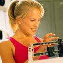 Mujer sobre una balanza, foto: Thinkstock