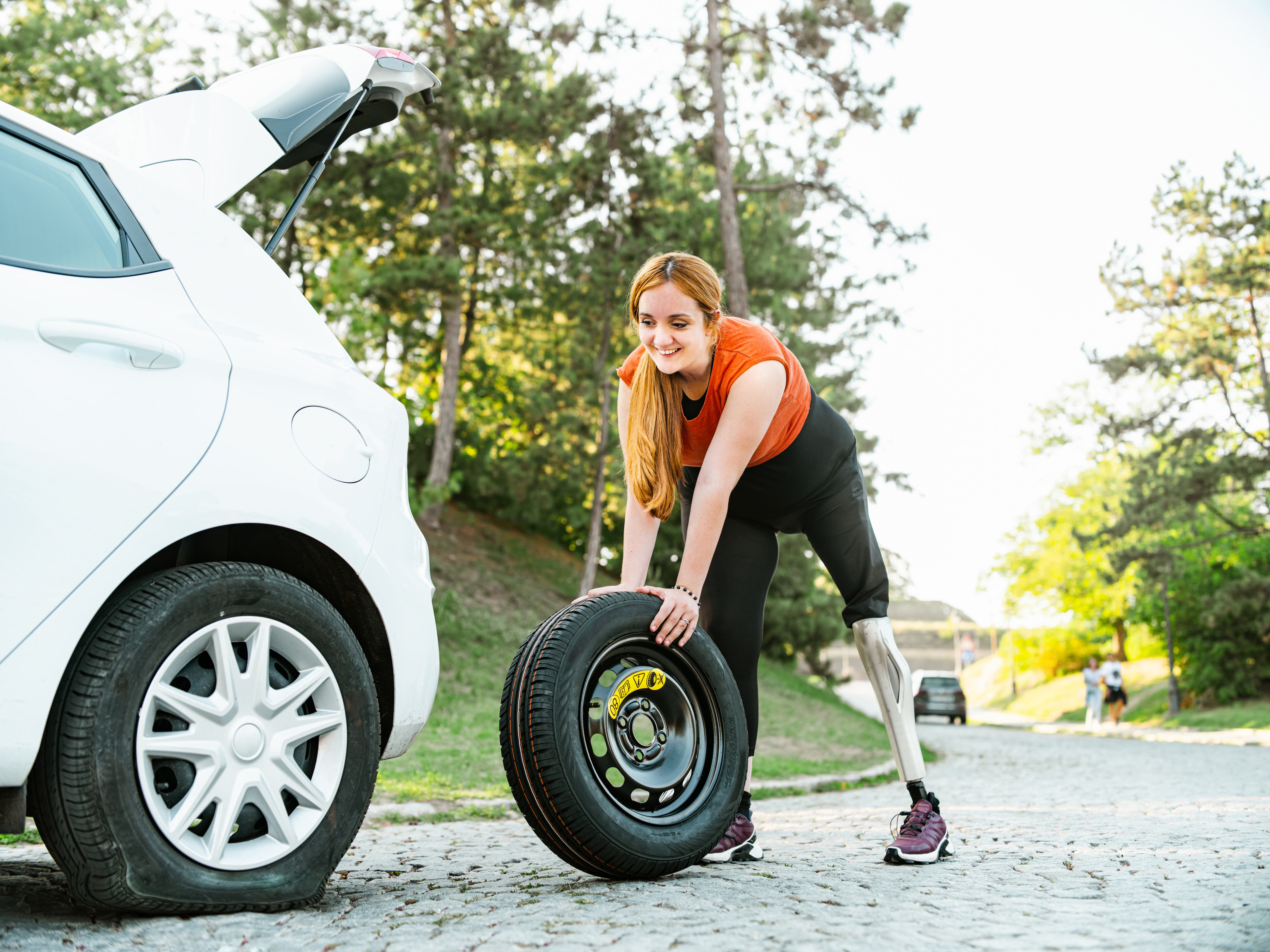 Los vehículos actuales traen otros sistemas para superar un pinchazo.