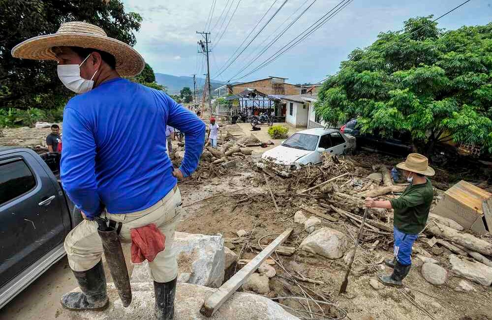 Varias personas intentan sacar un vehículo sepultado por el lodo, el miércoles 5 de abril de 2017 en Mocoa, Putumayo, luego que la noche del 31 de marzo una avalancha provocada por el desbordamiento de los ríos Mocoa, Mulato y Sangoyaco arrasó con todo lo que encontró a su paso. Hasta el momento la cifra de muertos se eleva a  301víctimas mortales y un indeterminado numero de desaparecidos. Foto: Carlos Julio Martínez / Enviado Especial de Semana