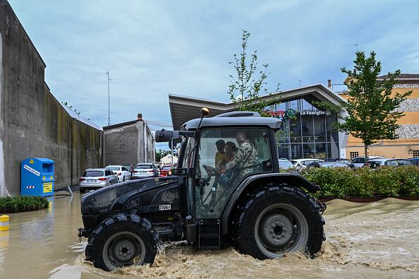 50.000 personas se quedaron sin electricidad y unas 5.000 fueron evacuadas con ayuda de lanchas neumáticas y helicópteros. (Photo by Piero Cruciatti/Anadolu Agency via Getty Images)