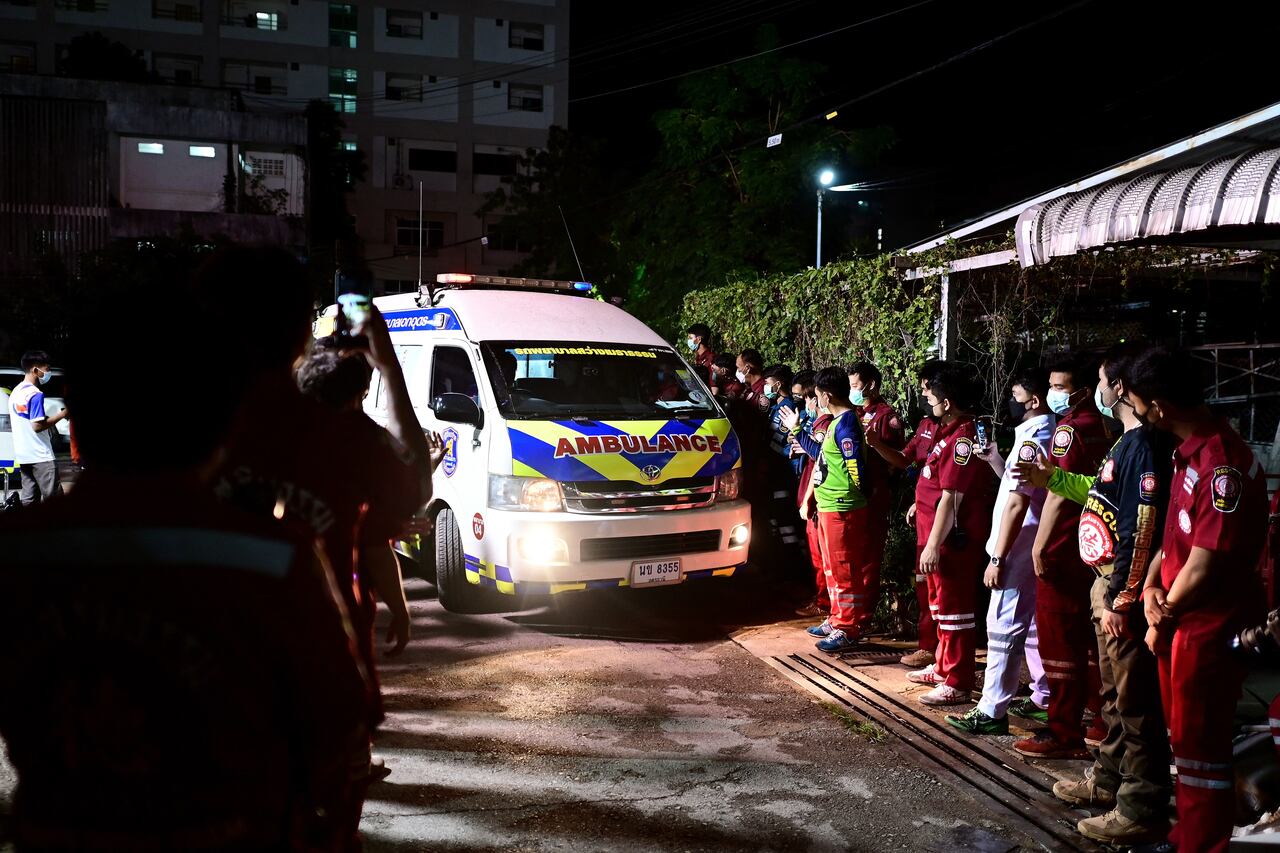 Ambulancia llega al lugar de los hechos donde un expolicía abrió fuego en una guardería.