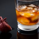 El consumo de alcohol en exceso no es óptimo para la salud del corazón.