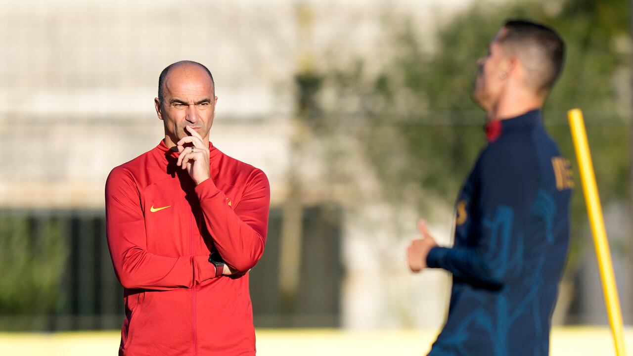 Portugal coach Roberto Martinez watches Cristiano Ronaldo, right, during a Portugal soccer team training session in Oeiras, outside Lisbon, Tuesday, March 21, 2023. Portugal will play Liechtenstein Thursday in a Euro 2024 qualifying match in Lisbon, the first game under the new team head coach Roberto Martinez. (AP Photo/Armando Franca)