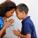 La oración es una poderosa herramienta para pedir a Dios por la felicidad de los hijos.