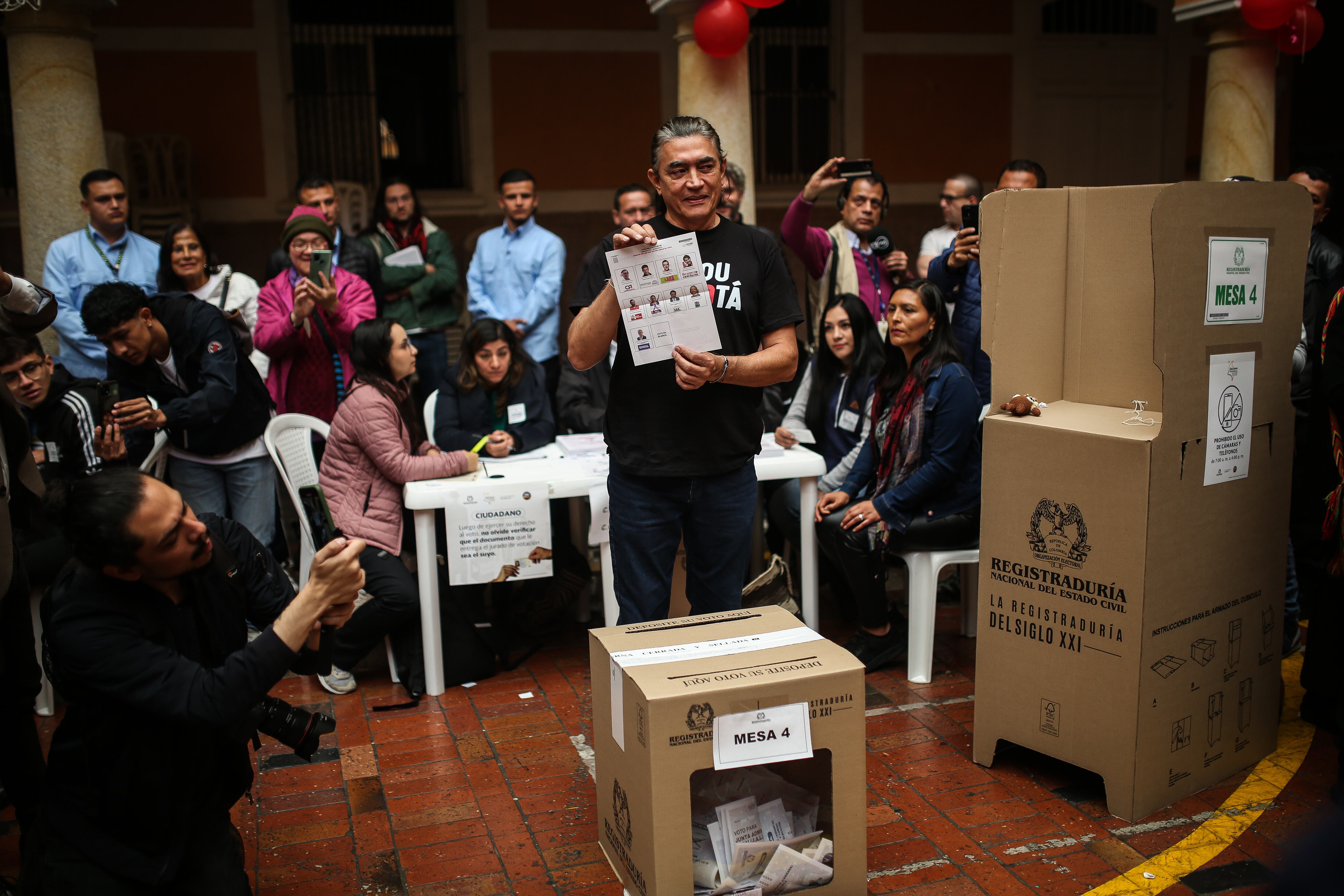 Candidato del pacto historico Gustavo Bolívar, ejerce su derecho al voto