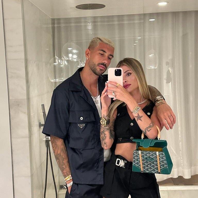 Mattia Zaccagni con su esposa Chiara Nasti.