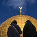 Mujeres sentadas junto a la Mezquita de la Cúpula de la Roca en el complejo de la Mezquita Al-Aqsa en la Ciudad Vieja de Jerusalén, el viernes 27 de enero de 2023.
