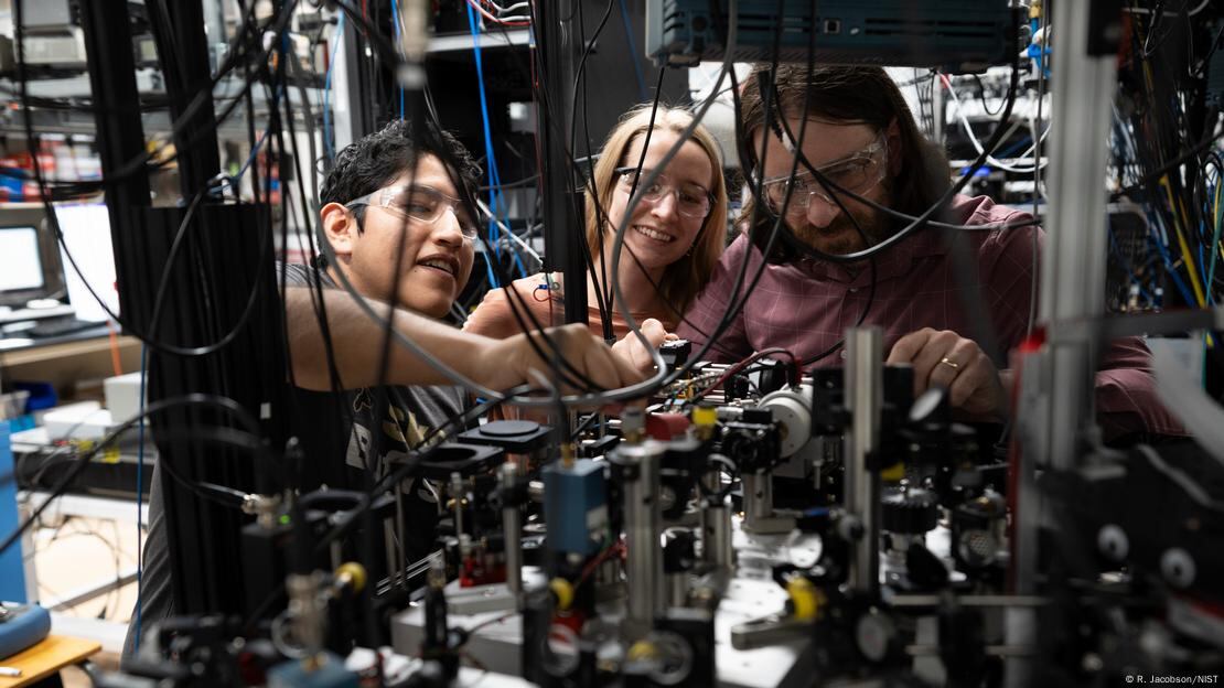 Este reloj no solo da la hora: transforma la precisión en telecomunicaciones y GPS.
