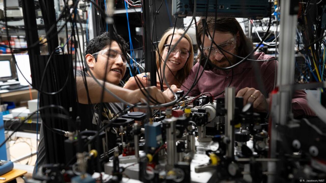 Este reloj no solo da la hora: transforma la precisión en telecomunicaciones y GPS.