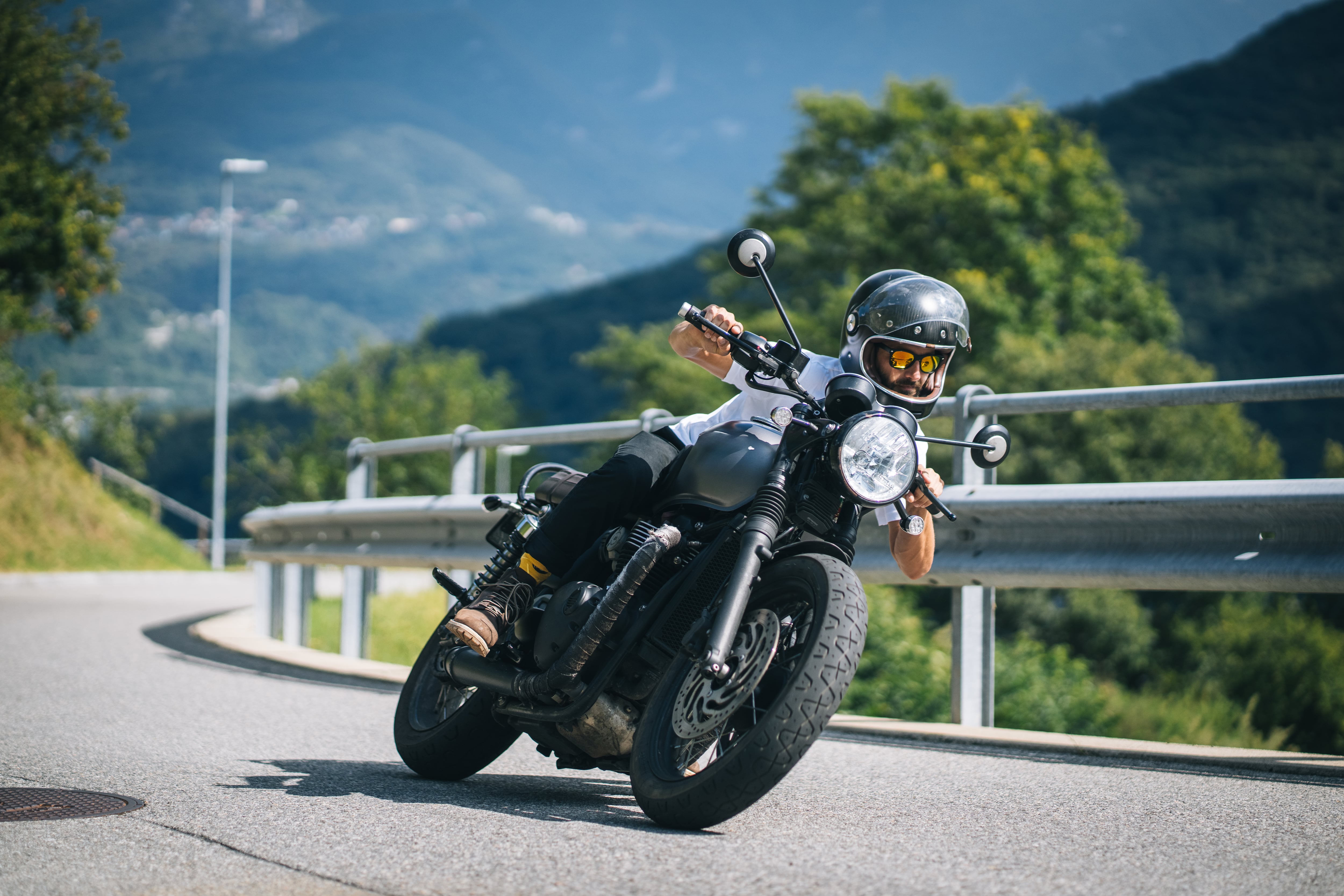 Usar la técnica de frenado correcta evita accidentes en la vía.