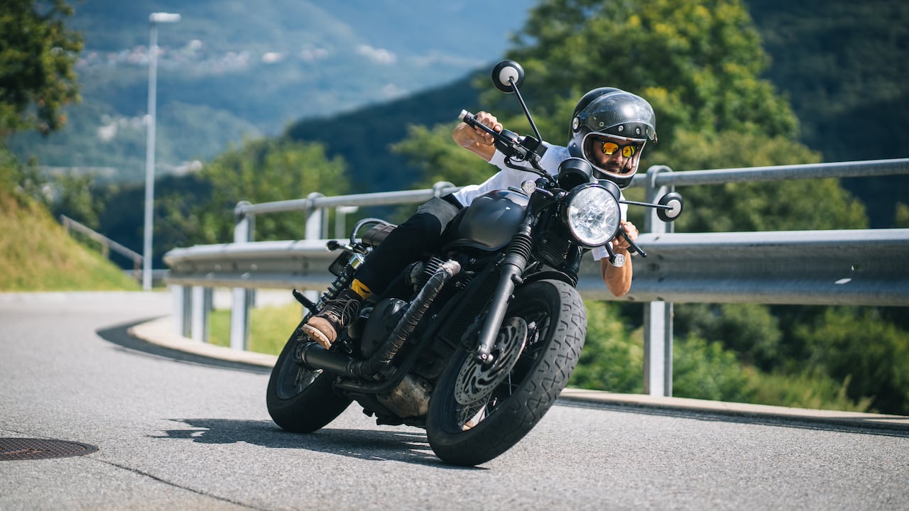 Usar la técnica de frenado correcta evita accidentes en la vía.