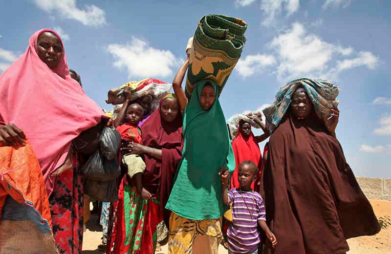 Los somalíes desplazados por la sequía, llegan a campamentos improvisados en la zona de la Zonaha, en las afueras de Mogadiscio, Somalia, jueves 30 de marzo de 2017 (Foto del AP / Farah Abdi Warsameh)