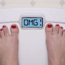 La dieta es esencial para mantener una presión arterial adecuada, pero aun si vives de verduras, unos kilos de más pueden hacer daño. Un estudio italiano encontró que la hipertensión en pacientes con sobrepeso era causada por su obesidad. En otras palabras, una vez perdieron peso la presión disminuyó. Foto: Pantherstock.