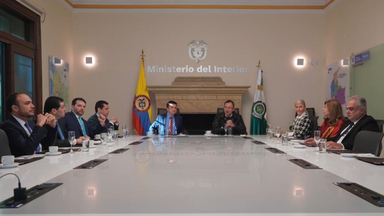 El ministro del Interior, Alfonso Prada, con la bancada de Senado de La U y la directora del partido, Dilian Francisca Toro.