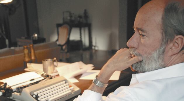 'Comer o no comer, y otras notas de cocina' es el título del nuevo libro de Antonio Caballero. 