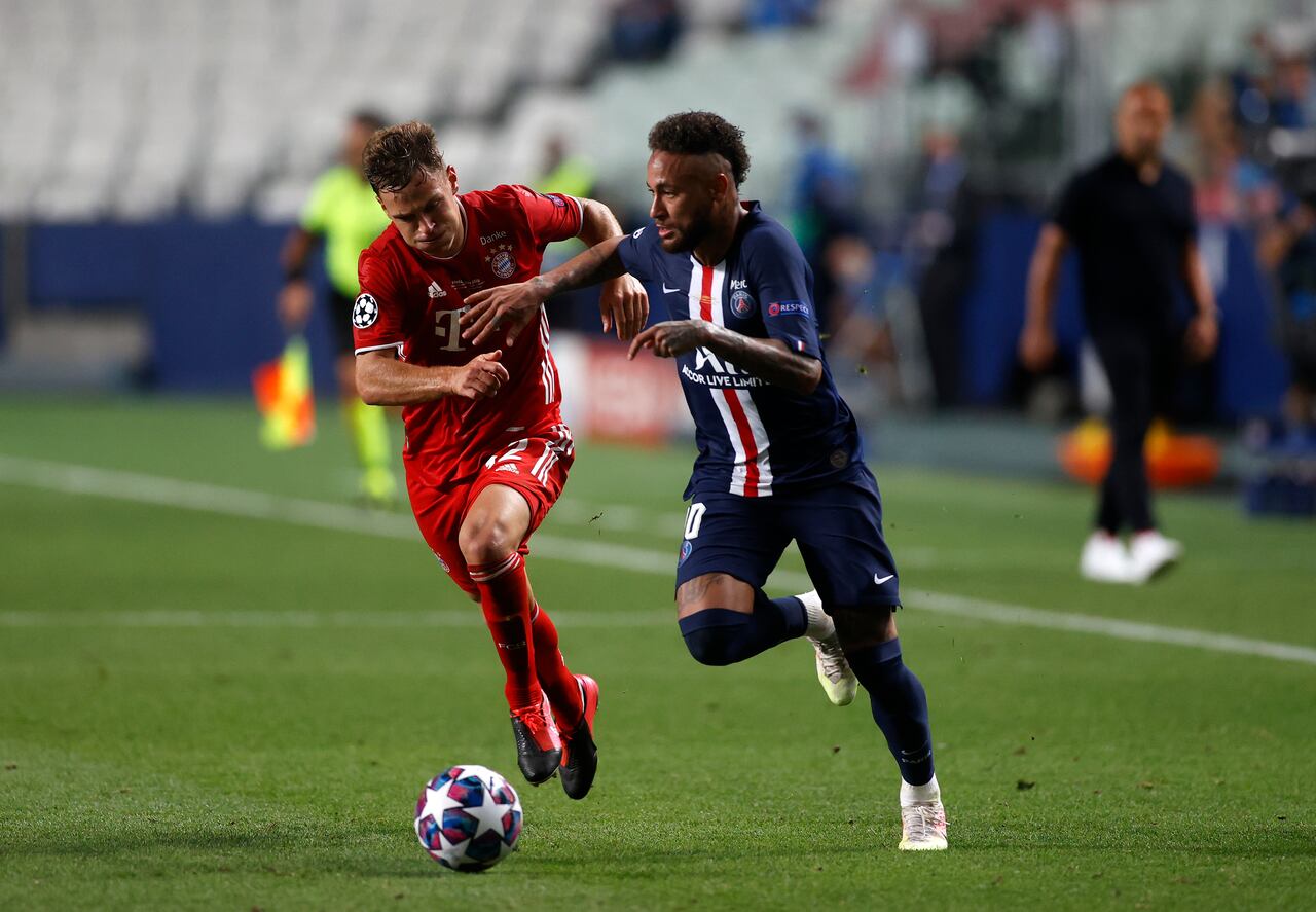 LISBON, PORTUGAL - AUGUST 23: Neymar of Paris Saint-Germain and Joshua Kimmich of FC Bayern Munich battle for the ball during the UEFA Champions League Final match between Paris Saint-Germain and Bayern Munich at Estadio do Sport Lisboa e Benfica on August 23, 2020 in Lisbon, Portugal. (Photo by Matt Childs/Pool via Getty Images)