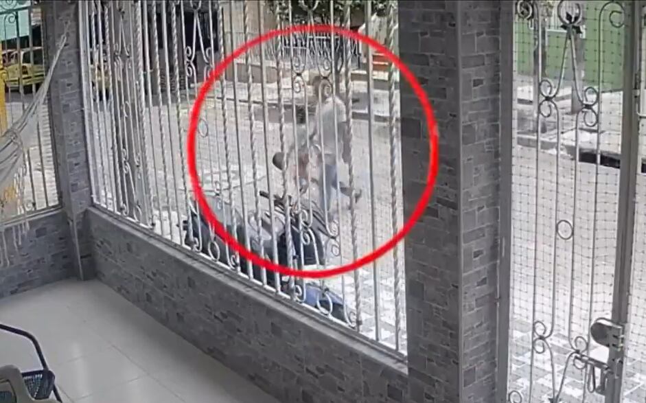 Una cámara de seguridad registró el momento en que el hombre se lleva a la niña.