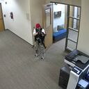 En esta captura de pantalla de un video de vigilancia tuiteado por el Departamento de Policía Metropolitano de Nashville, Audrey Hale apunta con un arma estilo asalto dentro de The Covenant School en Nashville.