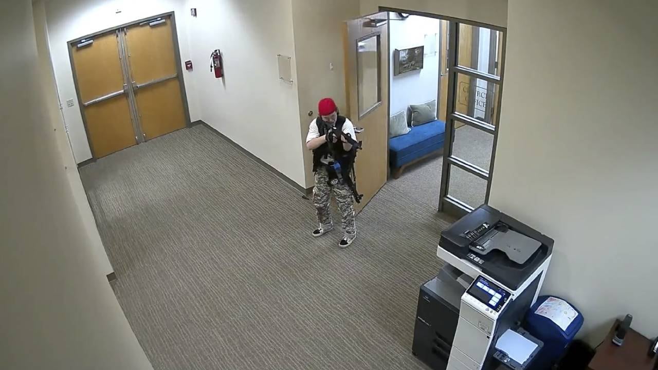 En esta captura de pantalla de un video de vigilancia tuiteado por el Departamento de Policía Metropolitano de Nashville, Audrey Hale apunta con un arma estilo asalto dentro de The Covenant School en Nashville.